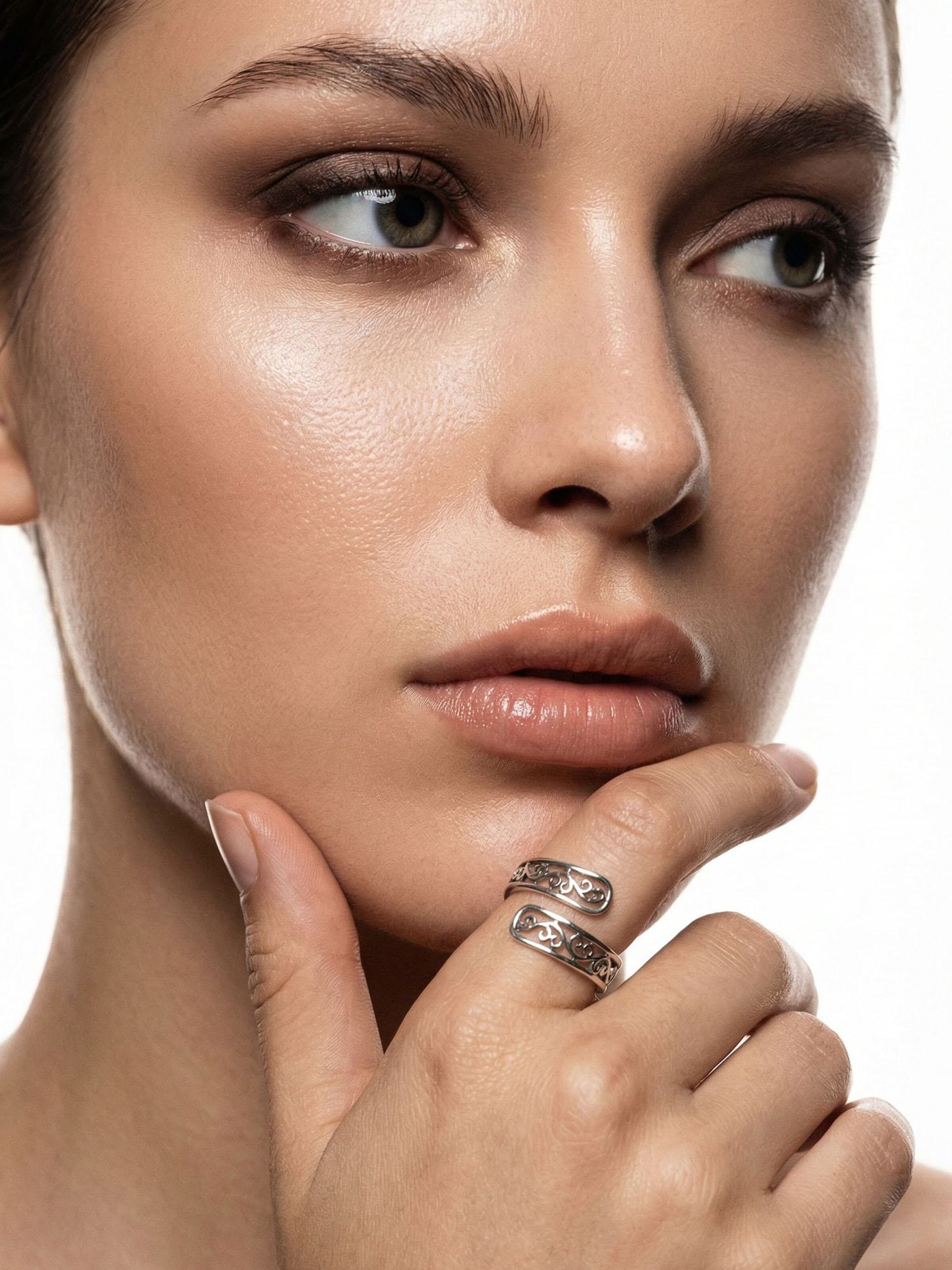 Nemomatheo Ring 'Arabesque – Offener Ring mit Rankenmuster' in Silver: front