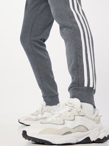ADIDAS SPORTSWEAR Дънки Tapered Leg Спортен панталон 'Essentials' в сиво