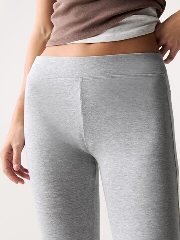 évasé Pantalon Pull&Bear en gris