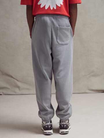 ABOJ ADEJ - Tapered Pantalón 'Tafari' en gris
