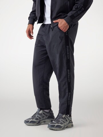 GUESS Regular Guess Jogginghose Crinkle-Nylon in Grau: Vorderseite