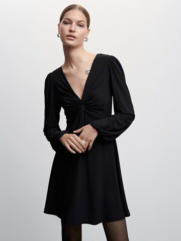 MANGO Kleid in Schwarz: predná strana