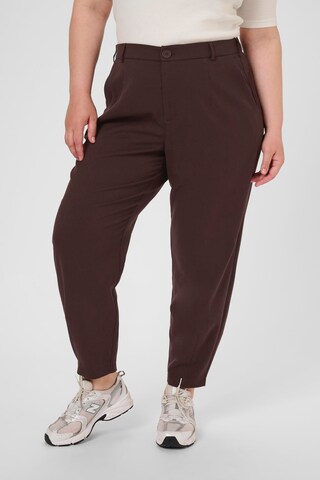 Loosefit Pantalon à pince 'KCMerla' KAFFE CURVE en marron : devant