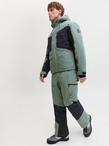 regular Pantaloni per outdoor 'JJAW25' di JACK & JONES in verde
