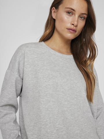 VILA Sweatshirt in Grey