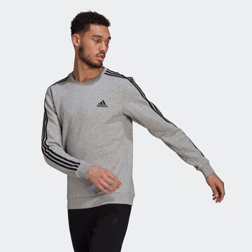 ADIDAS SPORTSWEAR Sportsweatshirt 'Essentials Fleece 3-Stripes' in Grijs: voorkant