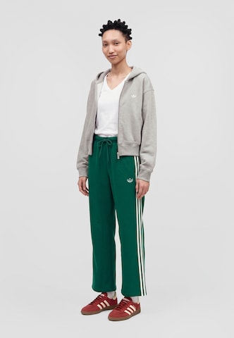 ADIDAS ORIGINALS - regular Pantalón 'AdiSignature' en verde: lado