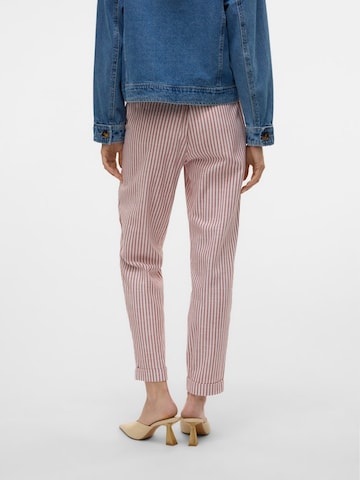 Coupe slim Pantalon chino 'VMLYA' VERO MODA en rouge