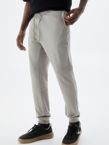 Pull&Bear Tapered Trousers in Brown: front
