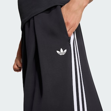Loosefit Pantaloni con pieghe 'Adidas Originals By Jennie' di ADIDAS ORIGINALS in nero