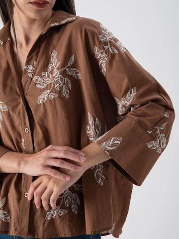 MND T-shirt 'Floreal' i brun