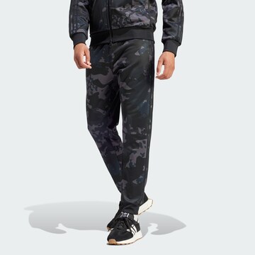 pilka ADIDAS ORIGINALS Siaurėjantis Kelnės 'Camo': priekis