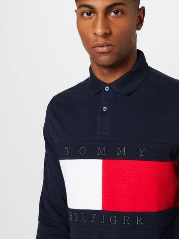 TOMMY HILFIGER T-shirt i blå