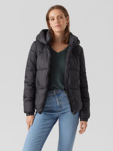 Vero Moda Tall - Chaqueta de invierno 'UPPSALA' en negro: frente