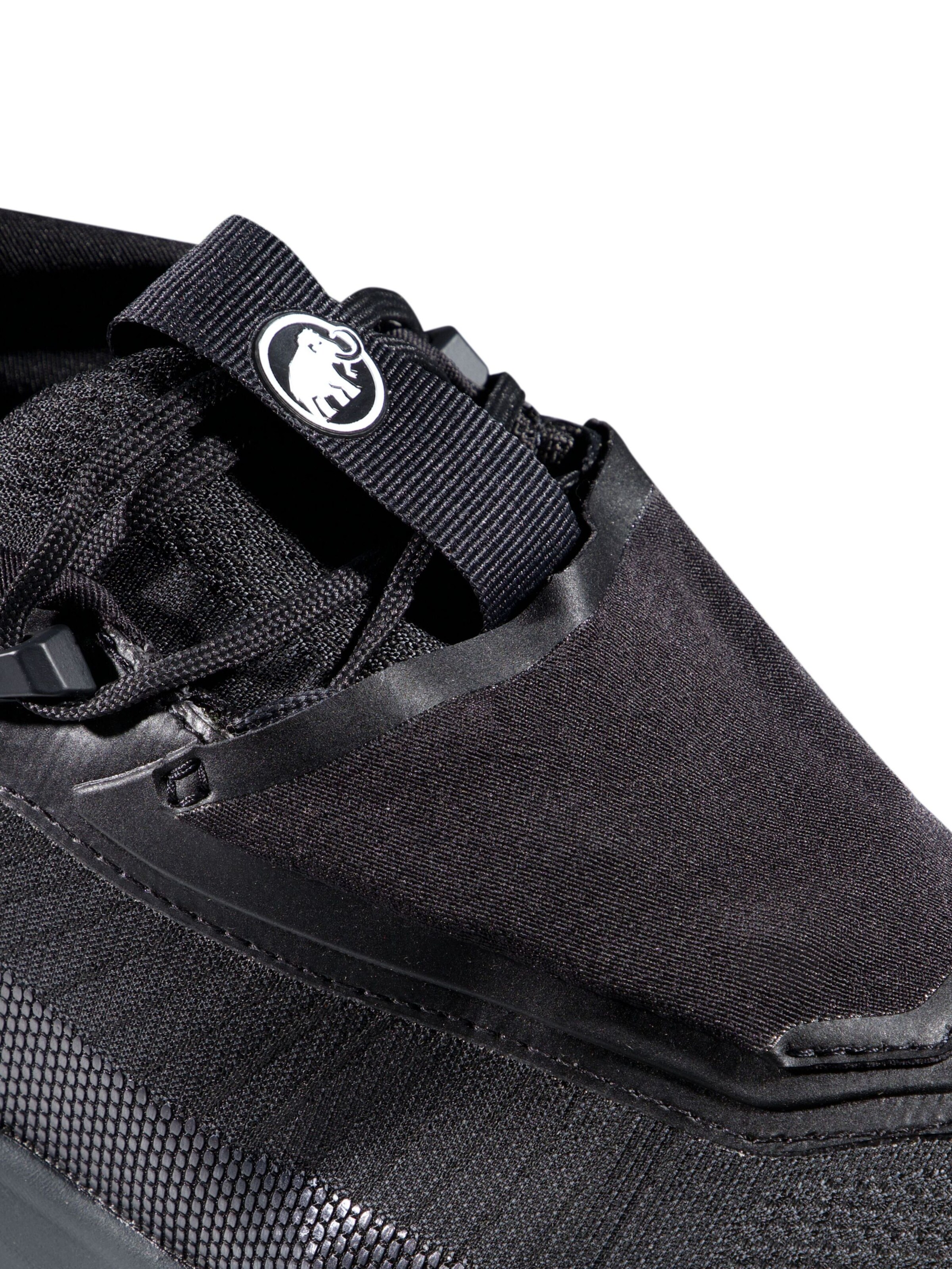 MAMMUT Flats in Black