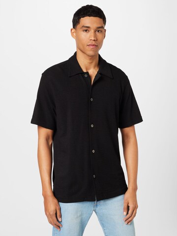 Coupe regular Chemise WEEKDAY en noir : devant