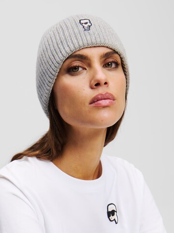 pilka Karl Lagerfeld Megzta kepurė ' Ikonik Wide-Brim Beanie ': priekis