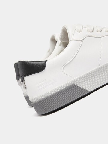 Sneaker low de la Pull&Bear pe alb