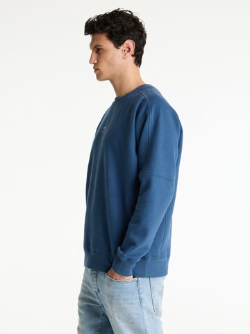 CHASIN' Sweatshirt 'Regent Round' in Blauw