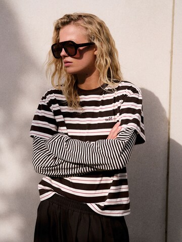 self. Shirt in Bruin: voorkant