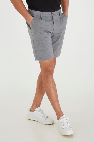 Casual Friday Regular Bandplooibroek 'JANIS' in Grijs: voorkant