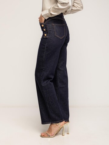 Tantra Regular Jeans 'Jeans rectos de tiro alto  con bolsillos frontales y detalle de botones dorados' in Blue