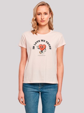 T-shirt 'In Love We Trust Valentinstag Streetwear' F4NT4STIC en rose : devant