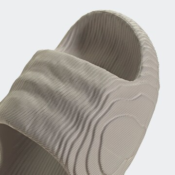 ADIDAS ORIGINALS Pantolette 'Adilette 22' in Braun