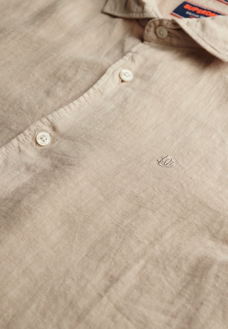 Coupe regular Chemise 'Vacation' Superdry en beige