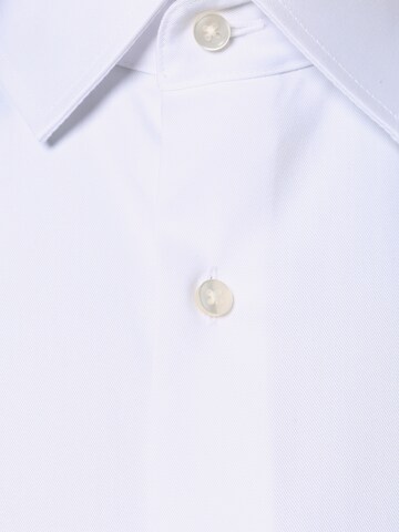 Coupe regular Chemise business Andrew James en blanc