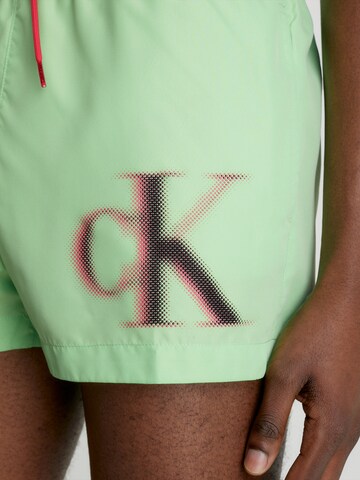Calvin Klein Swimwear Szorty kąpielowe w kolorze zielony