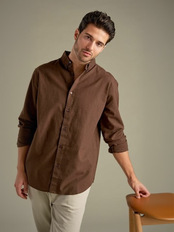 Coupe regular Chemise ' Linen Blend ' TEESHOPPEN en marron