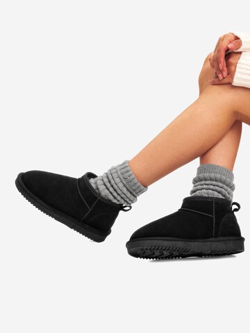 Dream Pairs Boots in Black