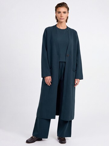 APART Strickmantel in Blau: Vorderseite