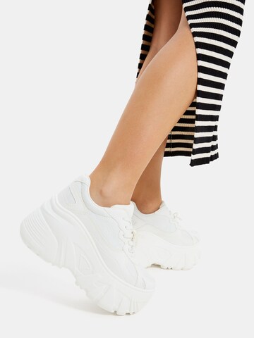 Bershka Sneakers in White: front