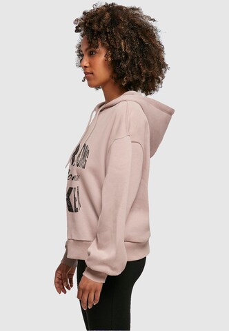 Sweat-shirt 'WD - Strong Like A Woman' Merchcode en rose