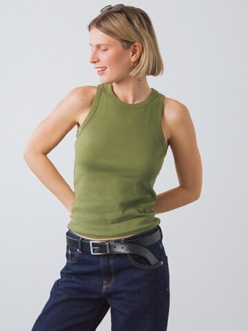 Top di Honest Basics in verde