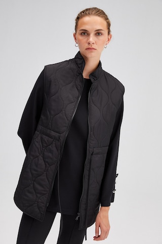 Touche Prive Vest in Black: front