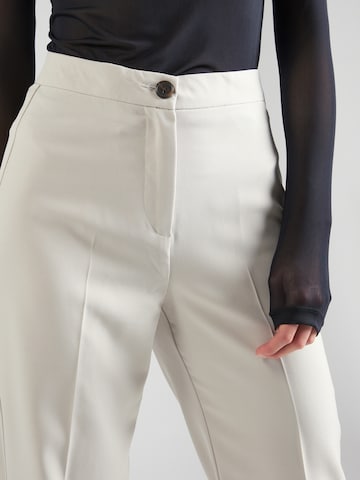 Loosefit Pantalon à plis 'RITA' VERO MODA en blanc