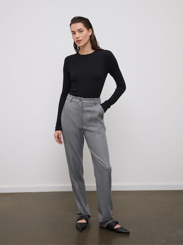 RÆRE by Lorena Rae Regular Pleated Pants 'Kim' in Grey