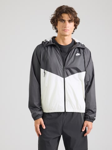 Giacca di mezza stagione di Nike Sportswear in nero: frontale