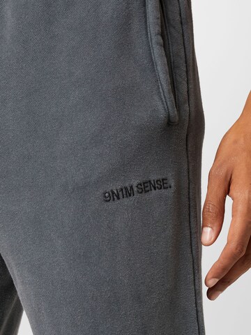 9N1M SENSE Zúžený Kalhoty – šedá