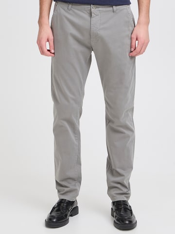Casual Friday - Slimfit Pantalón chino 'Viggo' en gris: frente