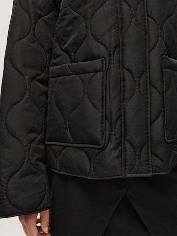 LeGer by Lena GerckePrijelazna jakna 'Beyond' - crna boja