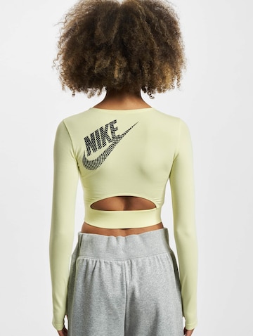 Nike Sportswear T-shirt 'Emea' i gul