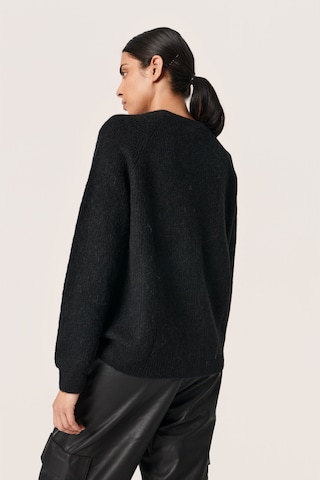 SOAKED IN LUXURY Пуловер 'Tuesday' в черно
