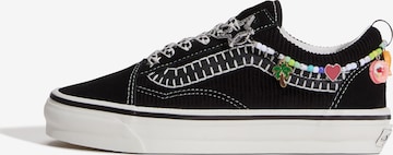 juoda VANS Sportbačiai be auliuko 'Old Skool Charms': priekis