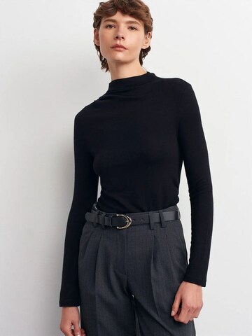 Dilvin Blouse in Black: front