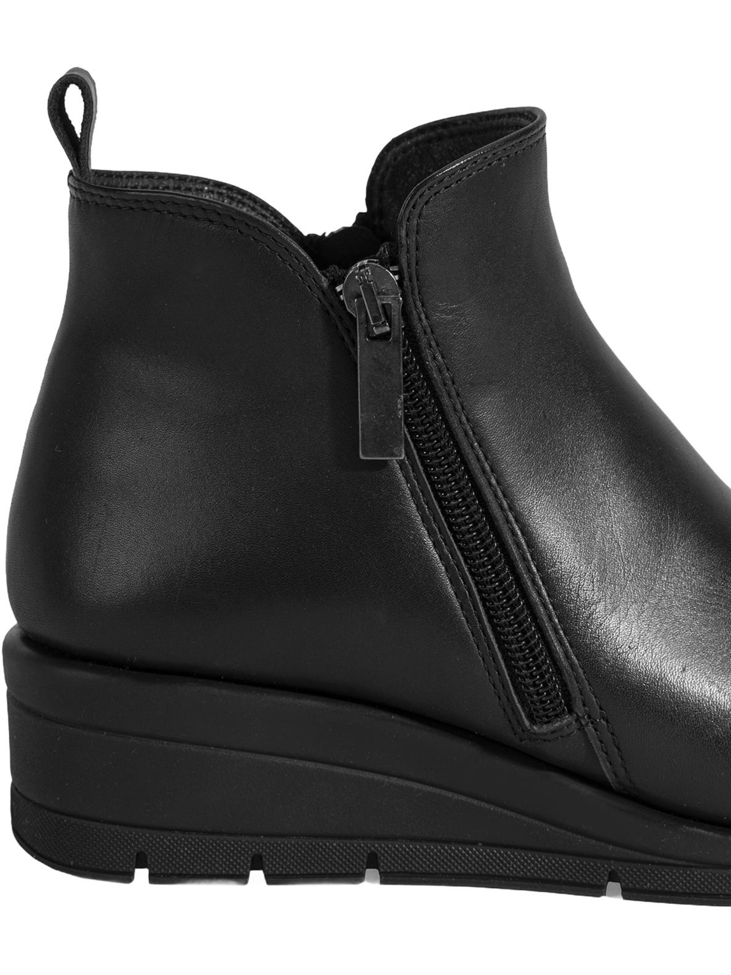 Desa Boots in Black