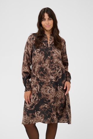 Robe-chemise 'KCjamia' KAFFE CURVE en marron : devant